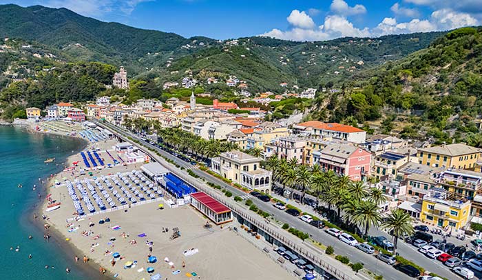 Moneglia Strand Palmen Straße