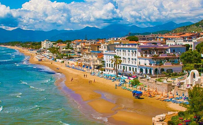 Sperlonga - Latium - Strand mit Hotels