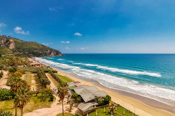 Strand Sperlonga mit Wiese