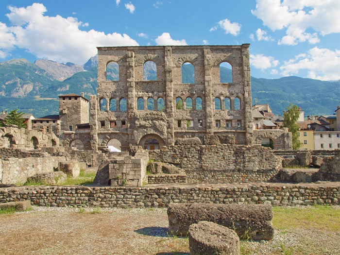 Ruinen des römischen Theaters in Aosta 