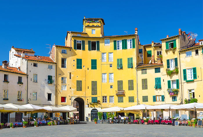 Piazza dell Anfiteatro in Lucca Piazza dell Anfiteatro in Lucca