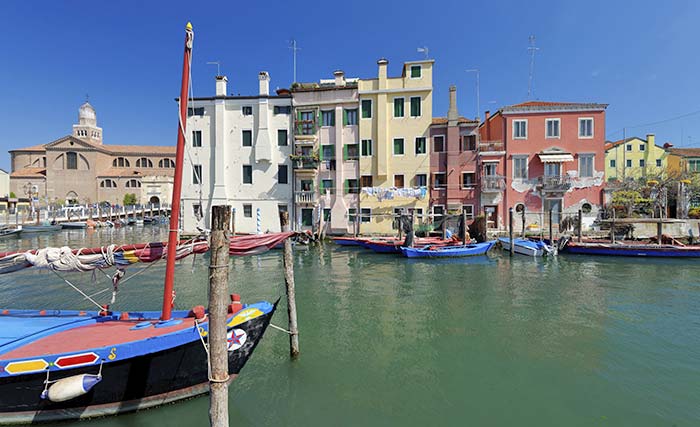 Kathedrale Chioggia und Boote auf Kanal in der Altstadt