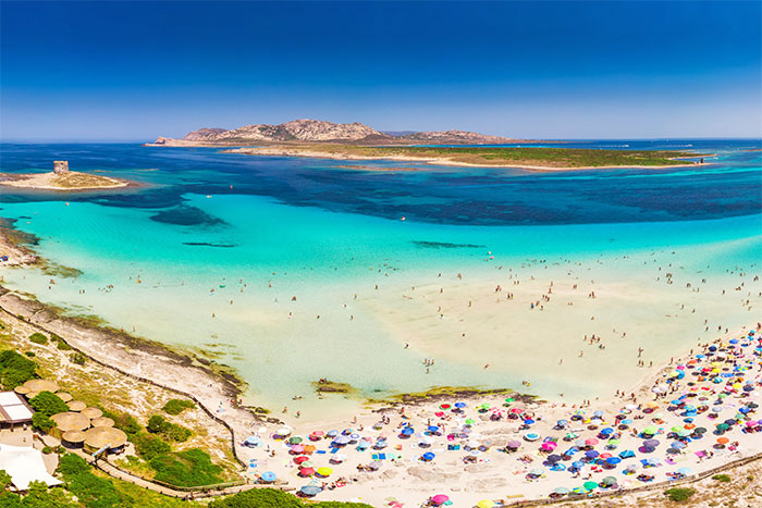 Strand von La Pelosa mit Torre della Pelosa auf der Insel Sardinien