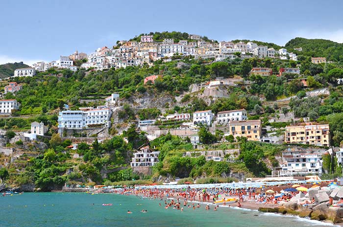 Ferienhäuser und Hotels am Strand von Vietri